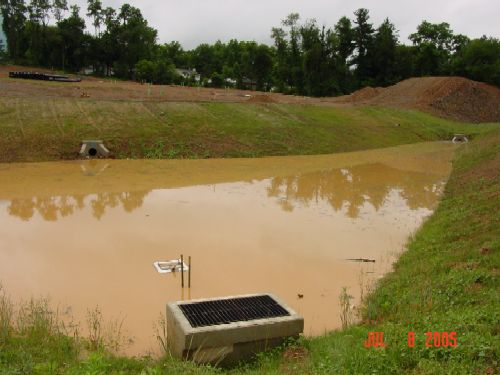 Sediment basin with a 'Faircloth Skimmer'for dewatering of the basin